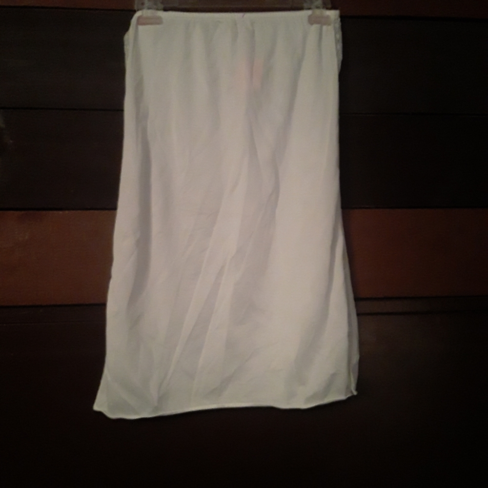 Look At The Pictures Sexy Medium White Side Lace Half Slip